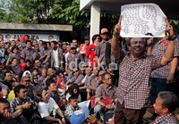 Mereka juga membentangkan poster kemenangan.