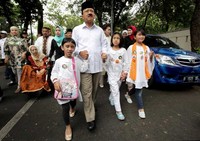 Foke bersama istri, anak, dan cucu-cucunya berjalan menuju TPS 001 Gondangdia, Menteng, Jakarta Pusat.