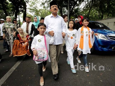 Foke Gandeng Cucu Nyoblos Cagub