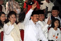 Fauzi Bowo mengantre untuk mencoblos.