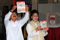 Fauzi Bowo dan istri menunjukkan surat suara.