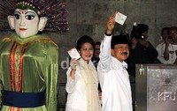 Fauzi Bowo menuju kotak suara.