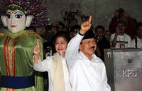 Usai mencoblos, Fauzi Bowo dan istri mencelupkan jari telunjuknya ke tinta.