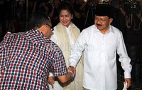 Fauzi Bowo menyalami saksi dari pihak Jokowi.