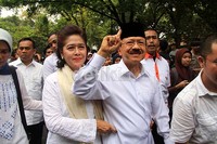 Fauzi Bowo dan istri meninggalkan TPS 001 Gondangdia, Jakarta Pusat.