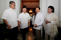 Istri Foke, Sri Hartati juga ikut menyambut kedatangan Hidayat Nur Wahid dan Triwisaksana.