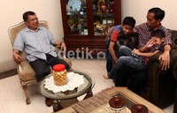 Jokowi bercanda dengan cucu JK.