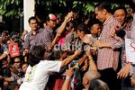 Jokowi Dikerubuti Ratusan Pendukungnya