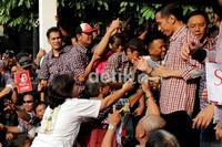 Jokowi disalami pendukungnya. Jokowi memastikan unggul di perhitungan cepat yang dilakukan beberapa lembaga survei.