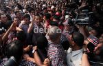 Jokowi Dikerubuti Ratusan Pendukungnya