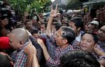Jokowi Dikerubuti Ratusan Pendukungnya