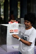 Ramai-ramai Nyoblos di Kolong Tol
