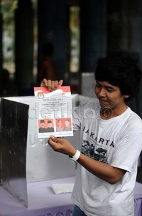 Hari pencoblosan Pilgub DKI Jakarta disambut antusias seluruh warga ibu kota. Mereka berbondong-bondong menuju TPS untuk memilih gubernur dan wakil gubernur DKI Jakarta.