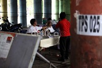 Seorang warga mengambil nomor antrean.