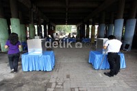 TPS ini tampak berbeda dengan TPS umumnya. Keberadaanya di bawah kolong jalan tol, membuat TPS ini tidak perlu lagi menggunakan tenda.