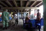 Ramai-ramai Nyoblos di Kolong Tol