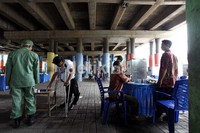 Seorang warga mencelupkan jarinya ke tinta sebagai tanda telah mencoblos.