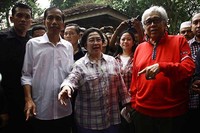 Mega, Jokowi, dan Taufik Kiemas berjalan kaki menuju TPS 031, Kebagusan, Jakarta Selatan. (Ramses/detikcom).