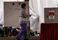 Mega berjalan menuju bilik suara untuk mencoblos. (Ramses/detikcom).