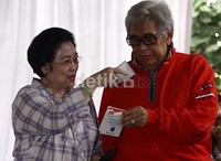Mega dan Taufik Kiemas sempat bercanda sebelum memasukkan surat suara ke kotak suara. (Ramses/detikcom).
