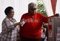 Mega dan Taufik Kiemas memasukkan surat suara ke kotak suara.