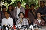 Jokowi Antar Mega Nyoblos