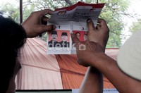 Panitia pemungutan suara melakukan penghitungan.
