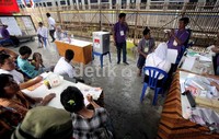 Panitia pemungutan suara melakukan penghitungan dengan teliti.