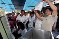 Para saksi terus memantau proses penghitungan suara.