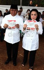 Nara Nyoblos Bareng Istri