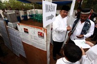 Nara mengambil nomor antrean pencoblosan.