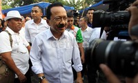 Usai mengelar konferensi pers atas kekalahannya itu, Foke meninggalkan lokasi kantor pemenangannya.