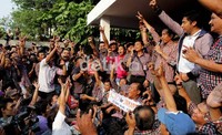 Jokowi berpidato di depan ratusan pendukungnya.