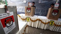 Warga korban kebakaran terus berdatangan untuk memilih gubernur dan wakil gubernur DKI Jakarta.