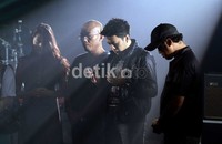 NOAH bersama model video klipnya berdoa bersama sebelum memulai syuting.