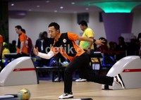 Aksi pebowling PON DKI Jakarta Ryan Leonard Lalisang saat bertanding di Bowling Center Pekanbaru, Rabu (19/9/2012).