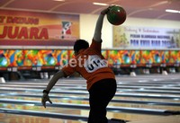 Ryan Leonard Lalisang bersiap untuk melempar bola bowling dalam pertandingan yang digelar di Bowling Center Pekanbaru.