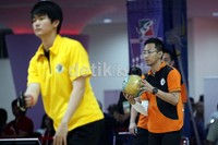 Ryan Leonard Lalisang bersiap untuk melempar bola bowling.