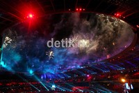 Sinar laser dan kembang api ini membuat suasana malam di Pekanbaru jadi indah.