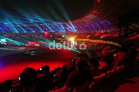 Pengunjung menikmati meriahnya penutupan PON Riau.
