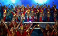 Dengan didukung penari dari kalangan pelajar dan mahasiswa dan seniman, mereka mempersembahkan tarian yang bertema Dalam Kasih Sayang Air yang bercerita tentang sejarah perjalanan Riau.