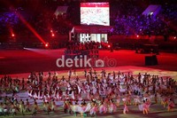 Seribu penari dilibatkan dalam acara penutupan PON XVIII Riau 2012, di Satdion Uatam Riau, Pekanbaru.
