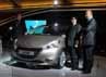 Manajemen Peugeot berpose dengan Peugeot 208.