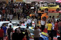 Pengunjung tumpah ruanh saat pembukaan IIMS berlangsung.
