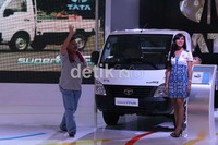 Tata Motors pun memperkenalkan Nano dan mobil-mobil lainnya dengan cara yang sederhana dan merakyat dengan figur-figur masyarakat biasa. Mulai dari kalangan remaja sampai seperti sopir truk.