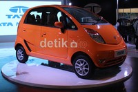 PT Tata Motors Indonesia membawa Nano berwarna orange