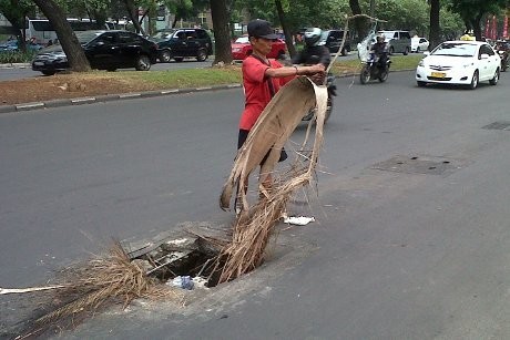 Penutup Gorong-gorong di Senayan Bolong, Carry Terjeblos