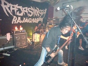 Rajasinga Bentrok Fisik dengan Penonton Konser Mereka di Padang