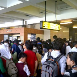 Ratusan Fans Sambut Artis SM Town di Bandara Soekarno Hatta