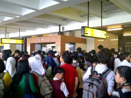 Ratusan Fans Sambut Artis SM Town di Bandara Soekarno Hatta